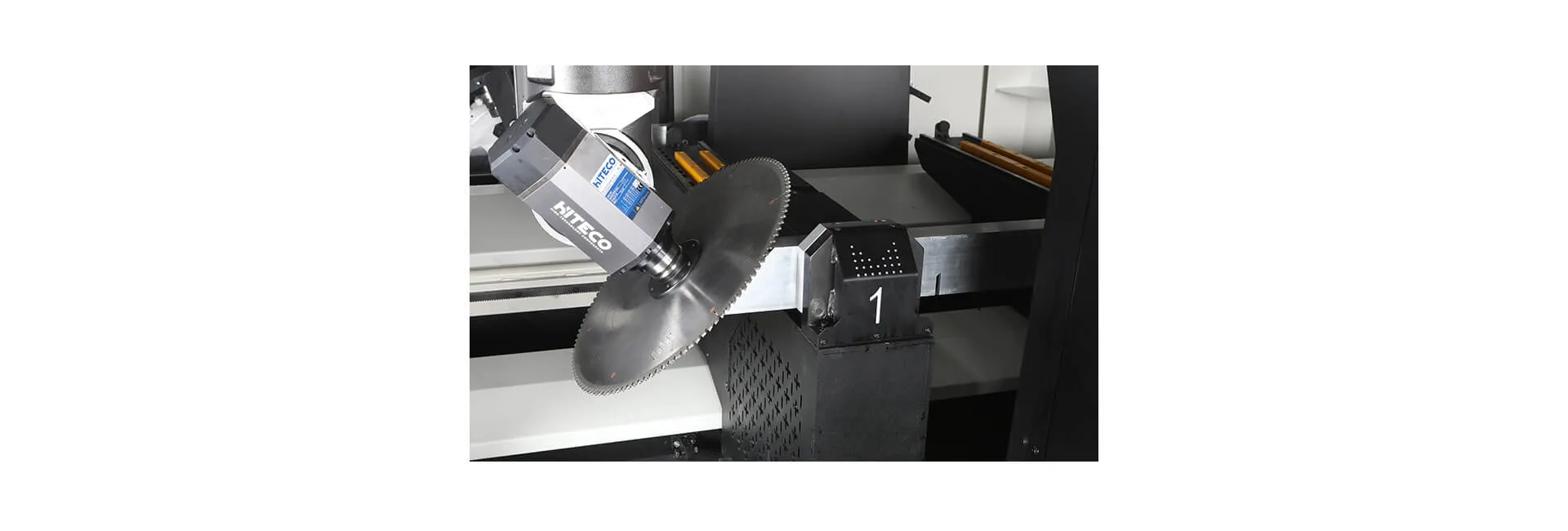 Centro de corte e usinagem de perfis CNC INO Apollo de 5 eixos
