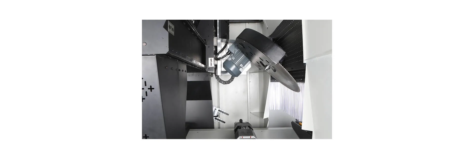 Centro de corte e usinagem de perfis CNC INO Apollo de 5 eixos