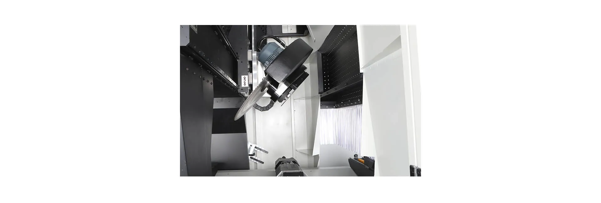 Centro de corte e usinagem de perfis CNC INO Apollo de 5 eixos