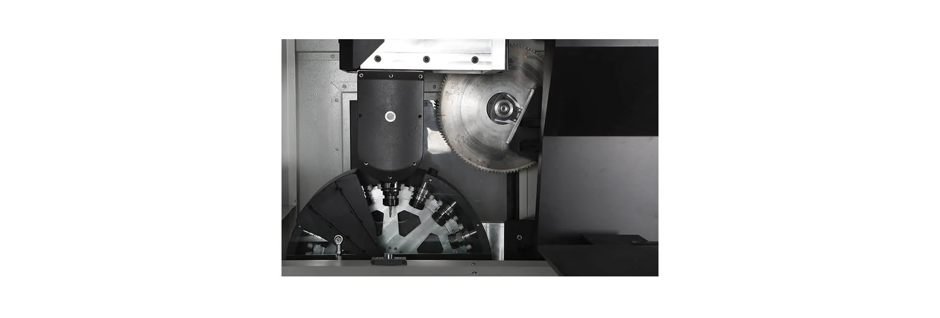 Centro de corte e usinagem de perfis CNC INO Apollo de 5 eixos