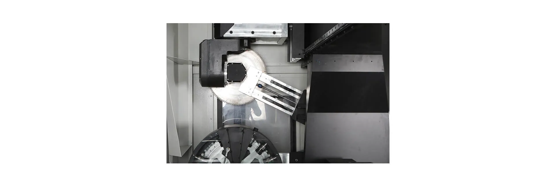 Centro de corte e usinagem de perfis CNC INO Apollo de 5 eixos
