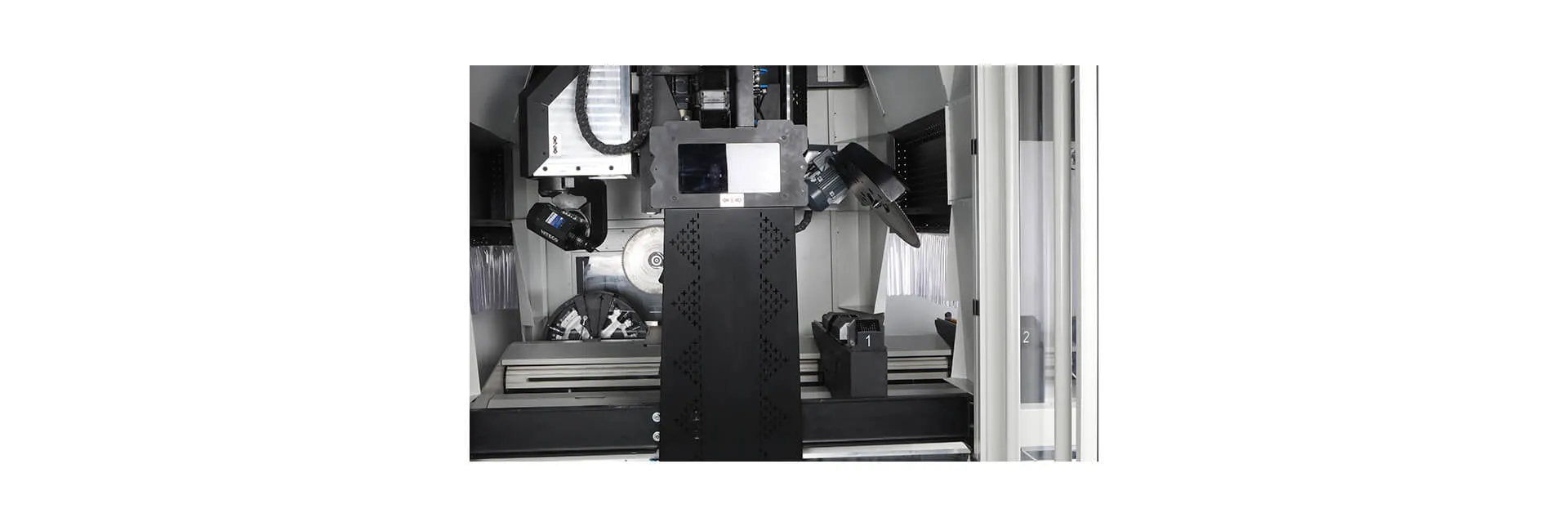 Centro de corte e usinagem de perfis CNC INO Apollo de 5 eixos