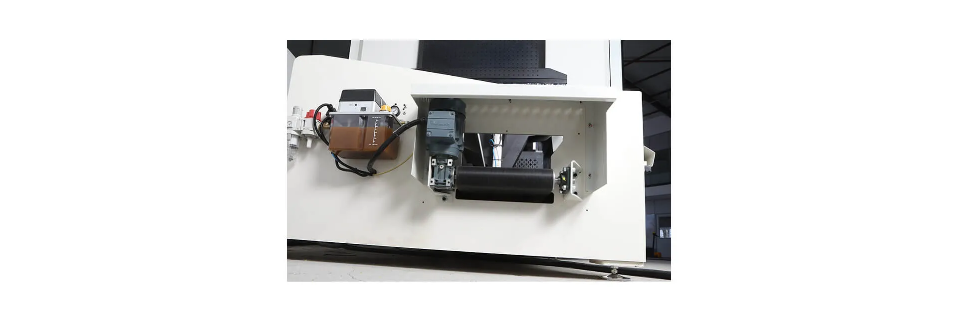 Centro de corte e usinagem de perfis CNC INO Apollo de 5 eixos