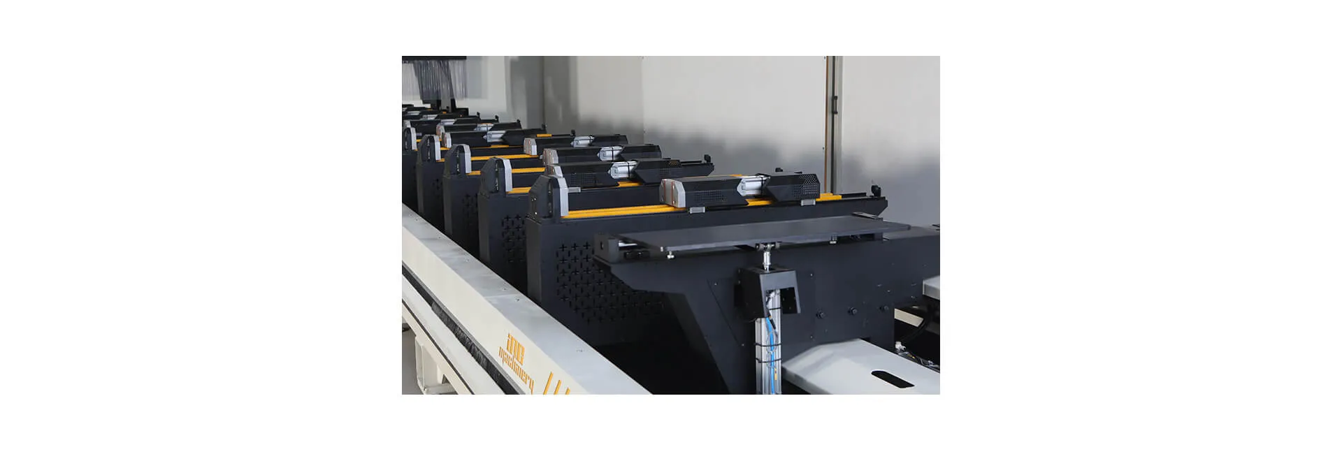 Centro de corte e usinagem de perfis CNC INO Apollo de 5 eixos