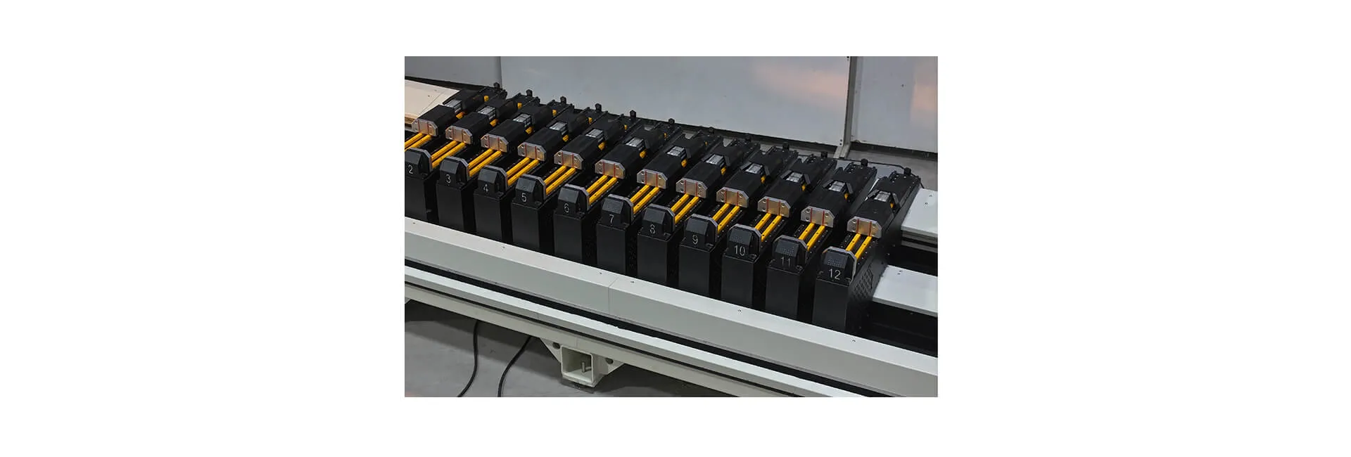 Centro de corte e usinagem de perfis CNC INO Apollo de 5 eixos