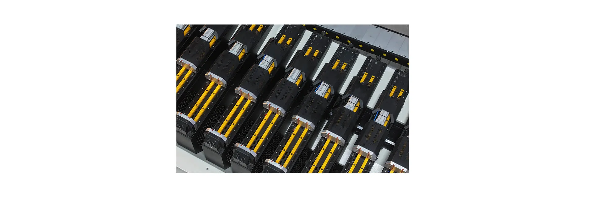 Centro de corte e usinagem de perfis CNC INO Apollo de 5 eixos