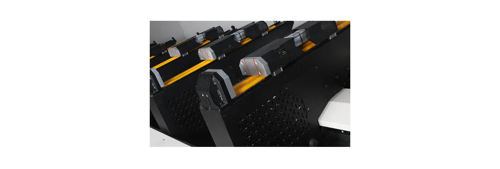 Centro de corte e usinagem de perfis CNC INO Apollo de 5 eixos